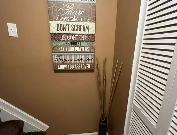 Cozy Downriver home hotel detail image 1