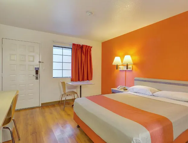 Super 8 By Wyndham Santa Rosa North hotel detail image 1