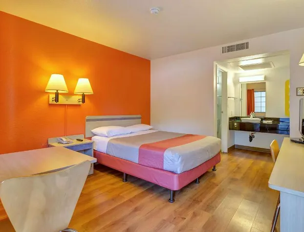 Super 8 By Wyndham Santa Rosa North hotel detail image 2