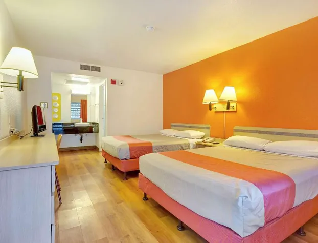 Super 8 By Wyndham Santa Rosa North hotel detail image 3