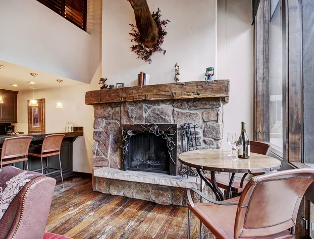 Rustic Mountain View 2Bedroom Condo- Lodge at Vail by RedAwning hotel detail image 3