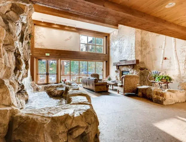 2 Bedroom Colorado Vacation Rental situated in River Run Village Steps from the Summit Express Gondola hotel detail image 1