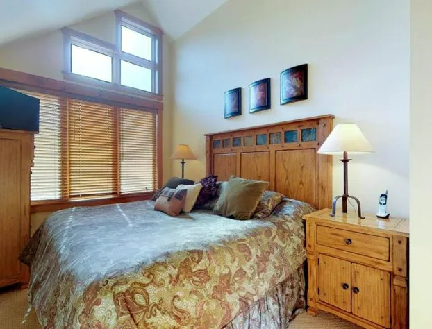 2 Bedroom Colorado Vacation Rental situated in River Run Village Steps from the Summit Express Gondola hotel detail image 4