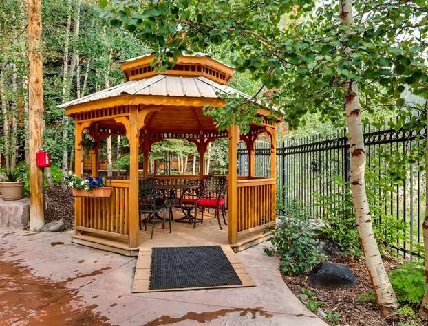 2 Bedroom Colorado Vacation Rental situated in River Run Village Steps from the Summit Express Gondola hotel detail image 4