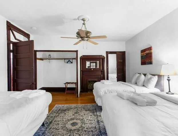 Private Pool and Renovated Home hotel detail image 4