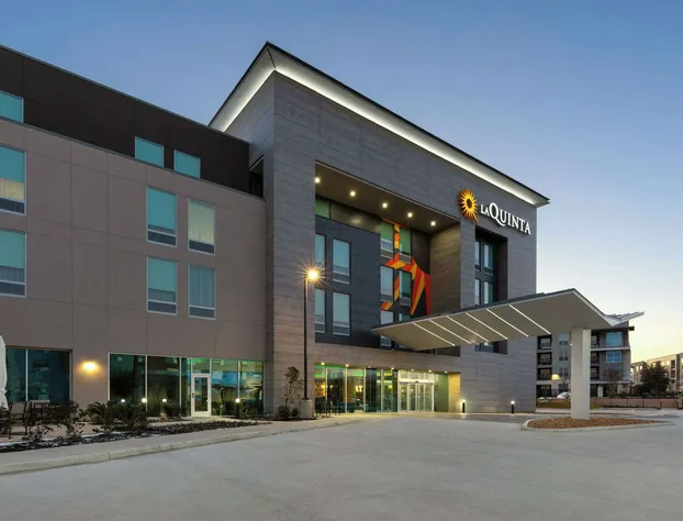 La Quinta Inn & Suites By Wyndham San Antonio At The Rim hotel detail image 1