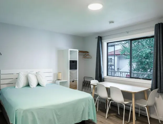 Poplars Motel on the lake hotel detail image 3