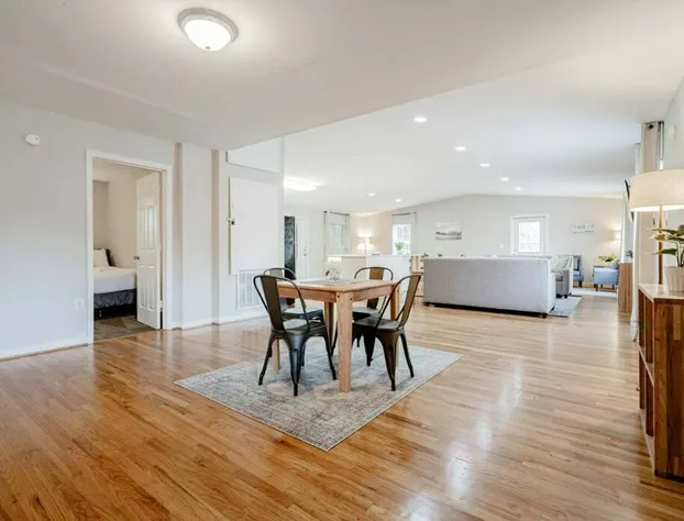 Columbia Duet Unit B hotel detail image 3