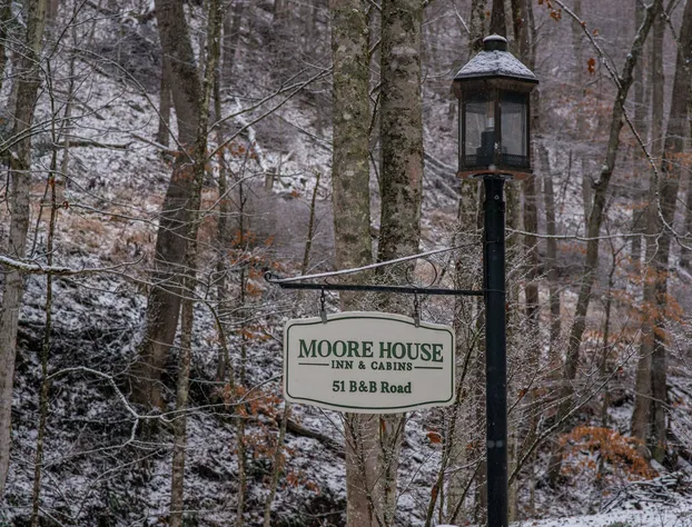 Moore House Inn & Cabins hotel detail image 2