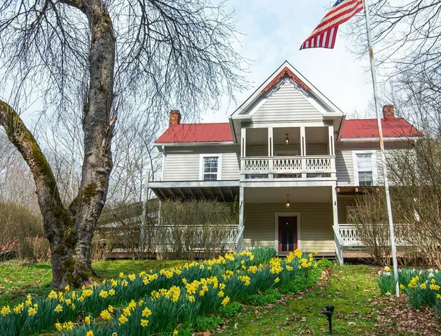 Moore House Inn & Cabins hotel detail image 1