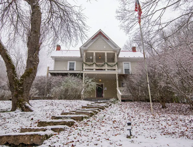 Moore House Inn & Cabins hotel detail image 3