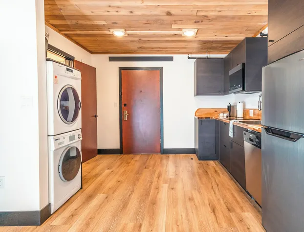 Waterfront on Glacier hotel detail image 4