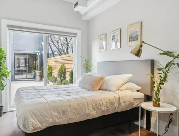 The Queen's Griffen hotel detail image 3