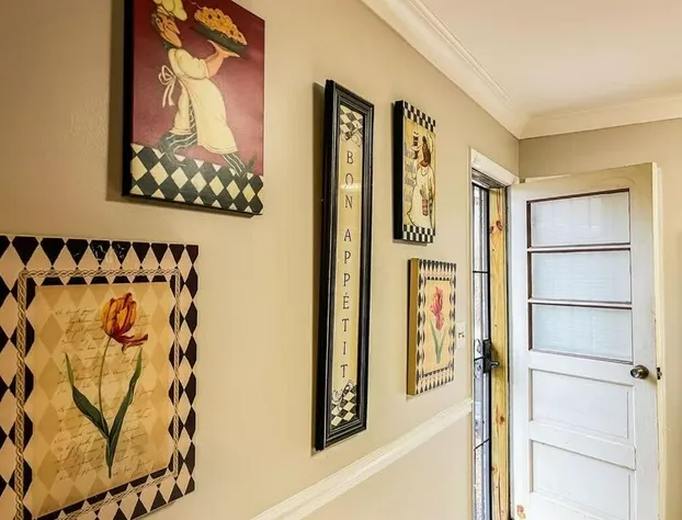 The Gleaming Gemstone on Gilmore hotel detail image 2