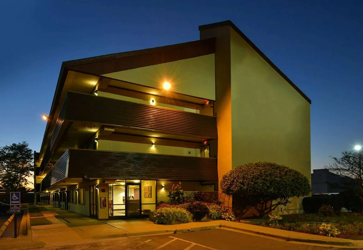 Super 8 by Wyndham Deerfield/Northbrook hotel hero