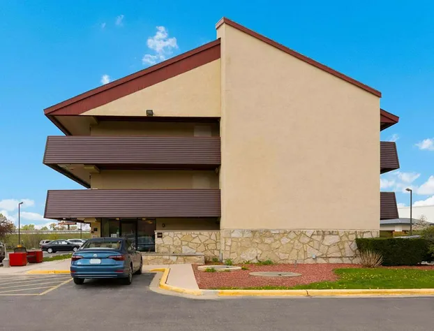 Super 8 by Wyndham Deerfield/Northbrook hotel detail image 2