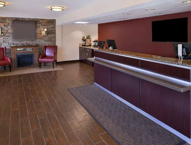 Super 8 by Wyndham Deerfield/Northbrook hotel detail image 3