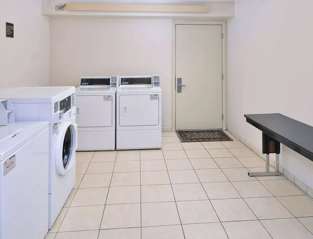 Super 8 by Wyndham Deerfield/Northbrook hotel detail image 4