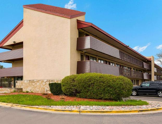 Super 8 by Wyndham Deerfield/Northbrook hotel detail image 1