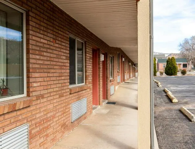 Cedar Valley Inn hotel detail image 4