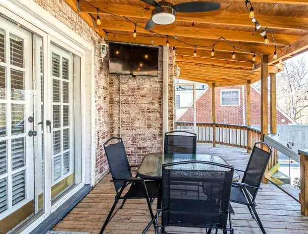 Historic Lakebottom Park Charm hotel detail image 2