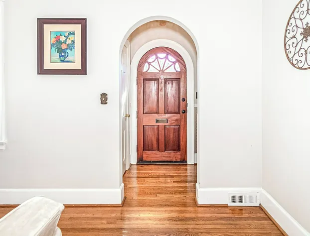 Historic Lakebottom Park Charm hotel detail image 4