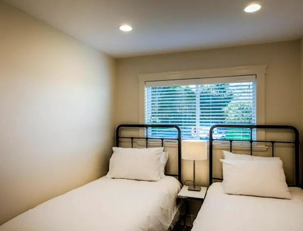 Qualicum Beach Ocean Suites hotel detail image 2