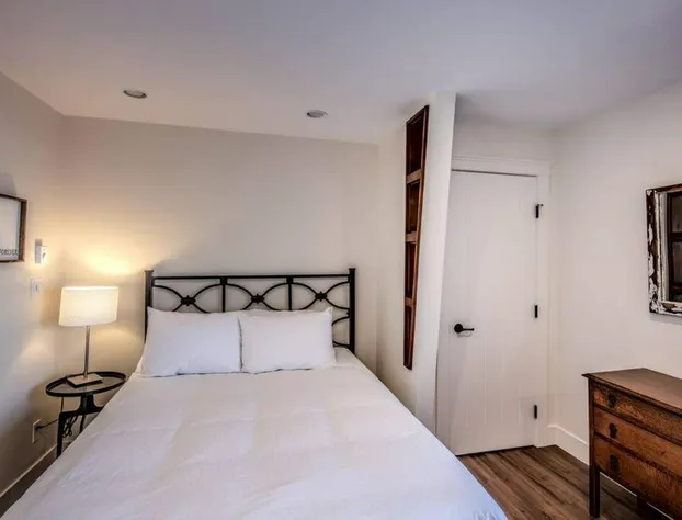 Qualicum Beach Ocean Suites hotel detail image 3