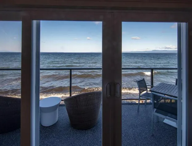 Qualicum Beach Ocean Suites hotel detail image 3