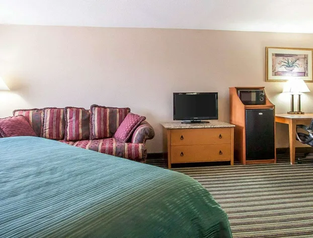 Econo Lodge Inn & Suites hotel detail image 1