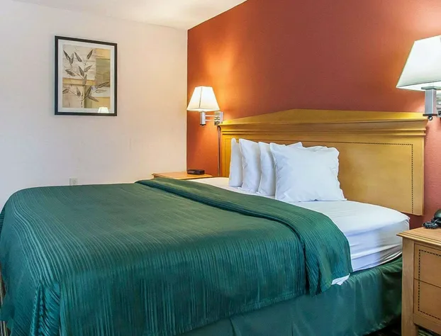 Econo Lodge Inn & Suites hotel detail image 2