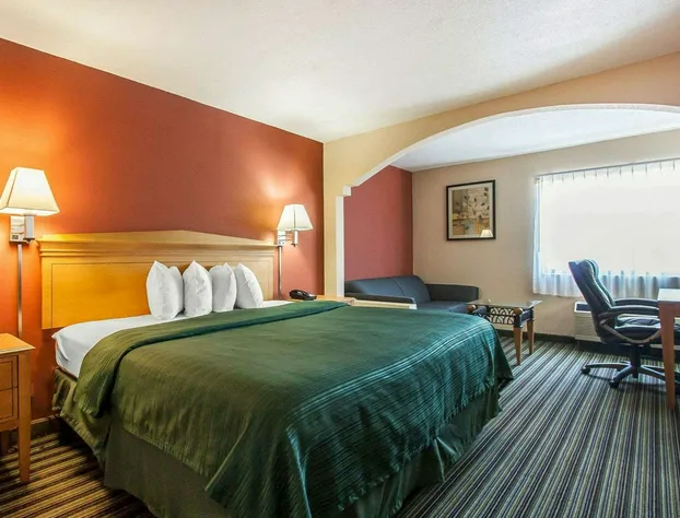 Econo Lodge Inn & Suites hotel detail image 4