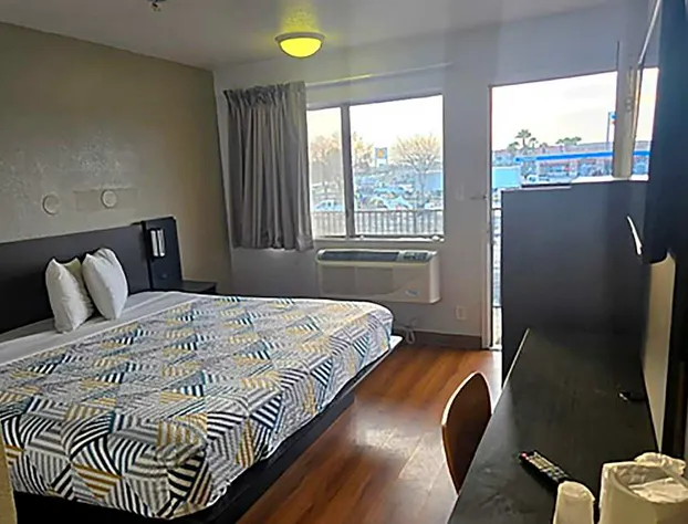 Super 8 by Wyndham Tracy hotel detail image 4