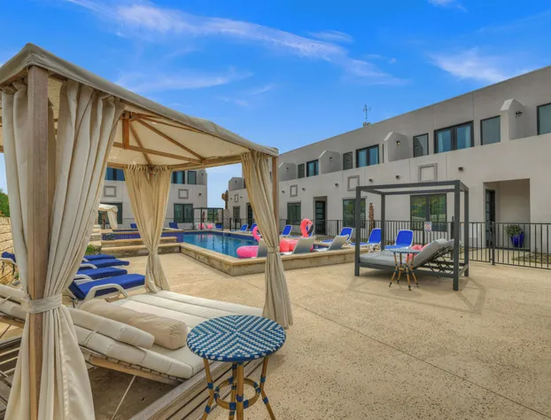 The Bentley Hotel - Beatles Room - Hill Country View hotel detail image 4