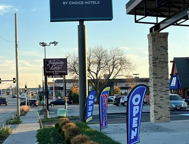 Clarion Pointe Milwaukee Airport hotel detail image 1