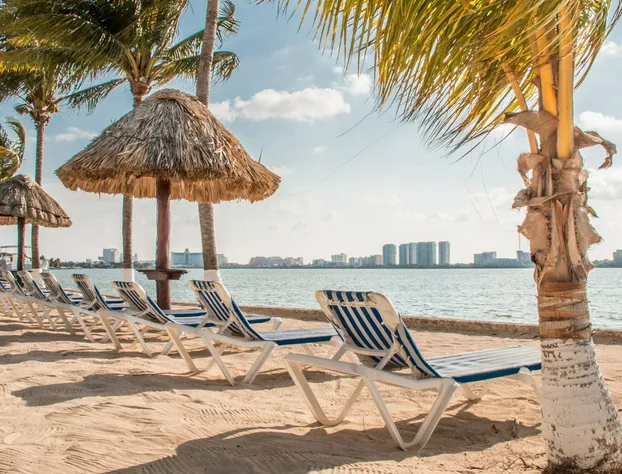 WIVC Coral Mar Resort- Amazing Hotel Zone & Lagoon Views, Enjoy the Tropical Breeze hotel detail image 3