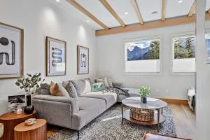 Ravens Crest Lodge - Stunning Views Perfectly Located on Main Street hotel detail image 1