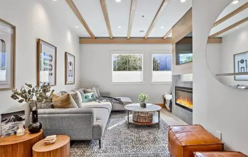 Ravens Crest Lodge - Stunning Views Perfectly Located on Main Street hotel detail image 2