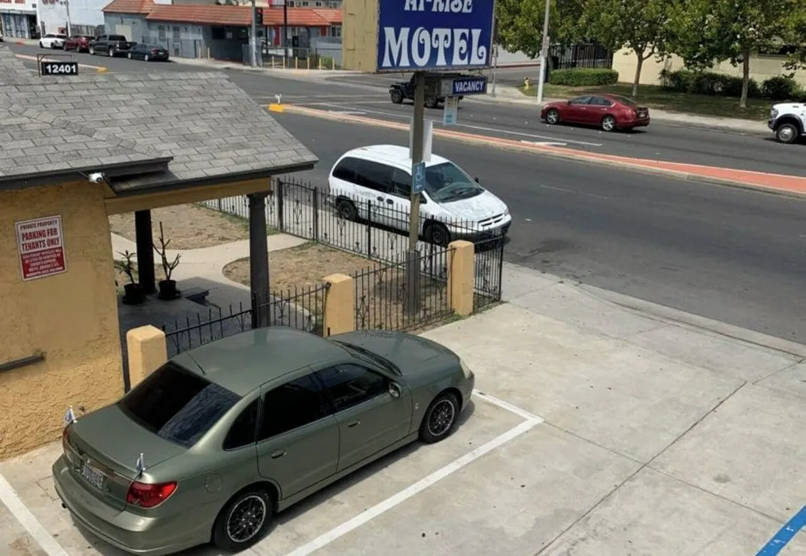 Hi Rise Motel hotel hero