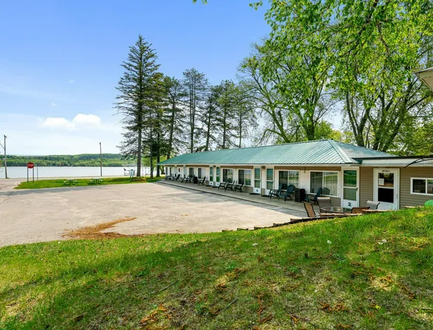 South Arm Retreats Standard Room 4 hotel detail image 1