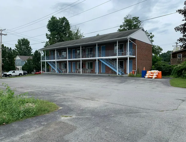 27 Lincoln hotel detail image 1