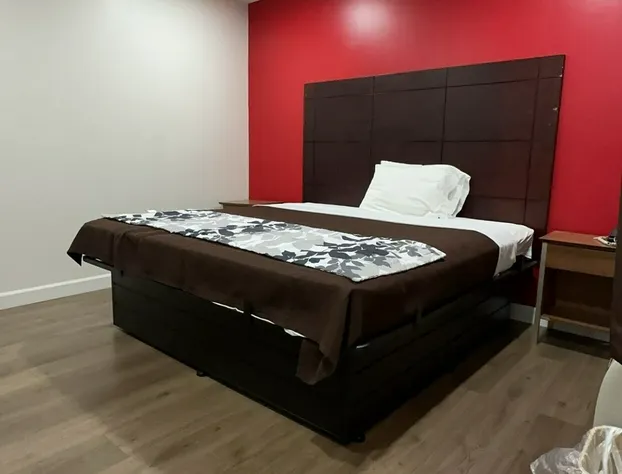 Lindenhurst Motel hotel detail image 1