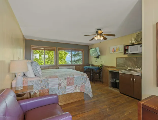 Roadrunner Inn and Log Cabins hotel detail image 4