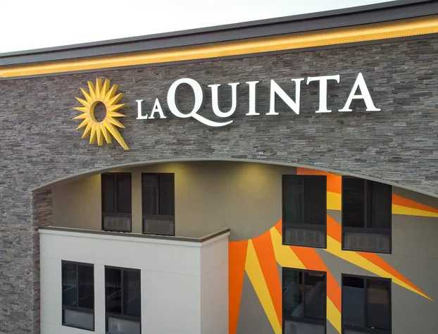 La Quinta Inn And Suites By Wyndham Lincoln hotel detail image 1