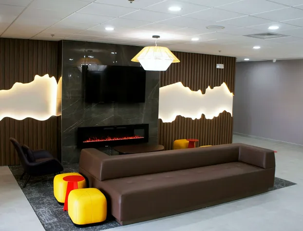 La Quinta Inn & Suites by Wyndham Memphis East hotel detail image 1