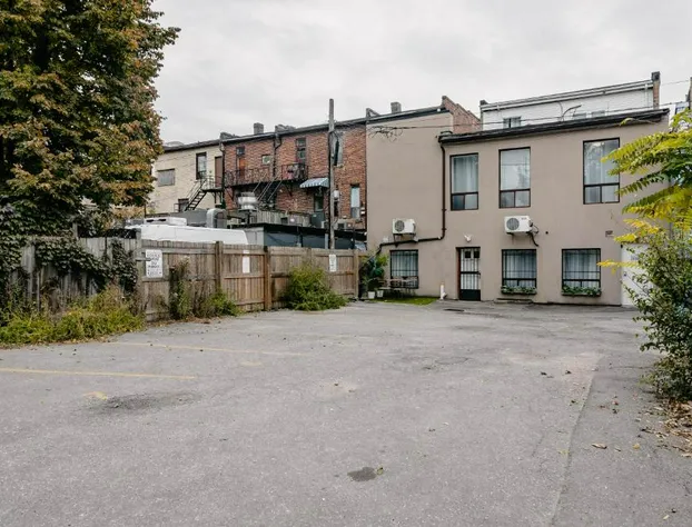 Lum The Queen hotel detail image 1