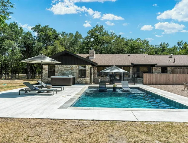 Hot Tub Pool Firepit Gameroom Guesthouse hotel detail image 1