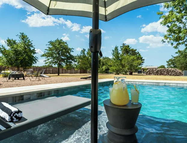 Hot Tub Pool Firepit Gameroom Guesthouse hotel detail image 2