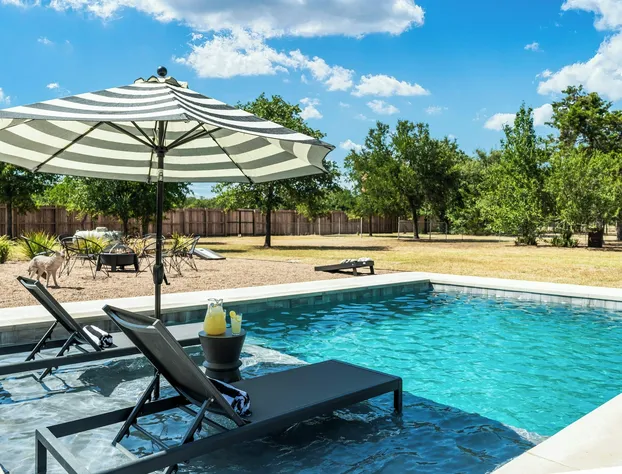 Hot Tub Pool Firepit Gameroom Guesthouse hotel detail image 3