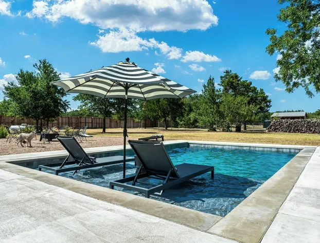 Hot Tub Pool Firepit Gameroom Guesthouse hotel detail image 4